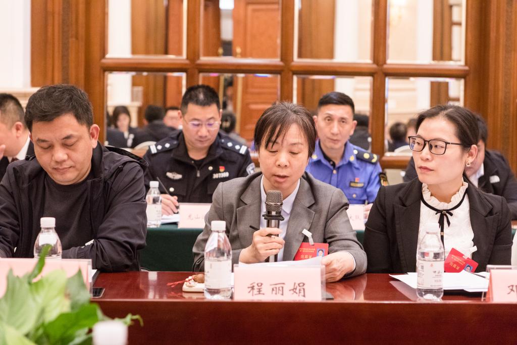 议事代表们展开热烈讨论 (5)