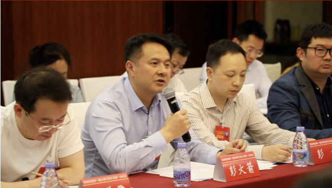 分组讨论会上，议事代表们就民生实事各抒己见，为民发声1