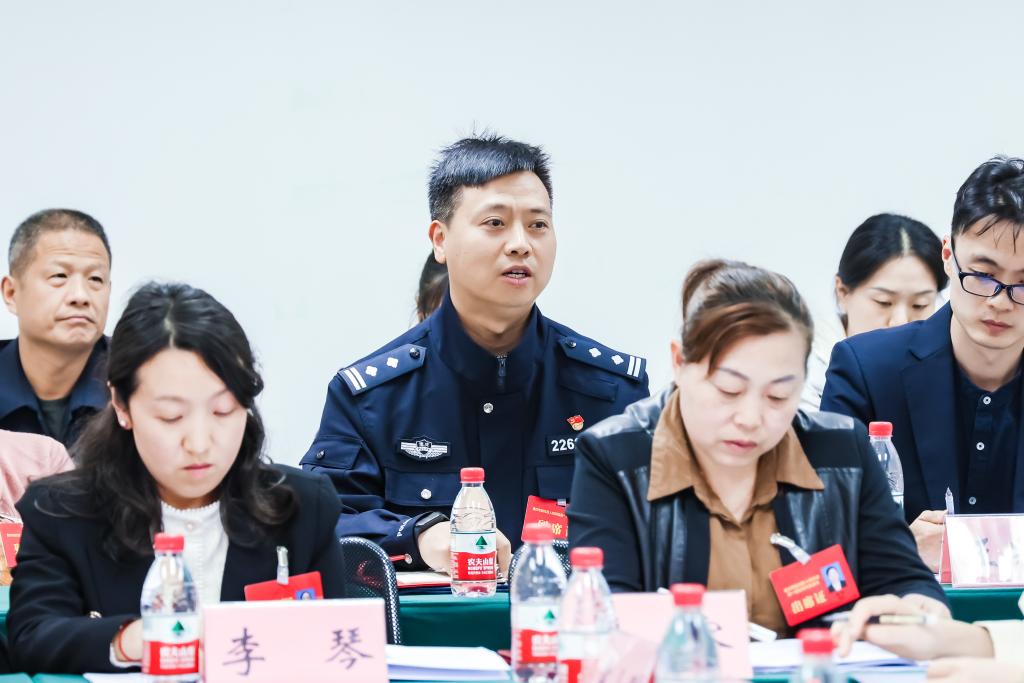 分组讨论上，议事代表们进行热烈讨论 (2)