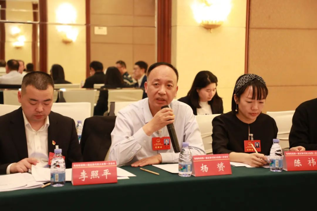 分组讨论会上，两江育才中学党委书记、校长杨赟就公益服务项目提出建议