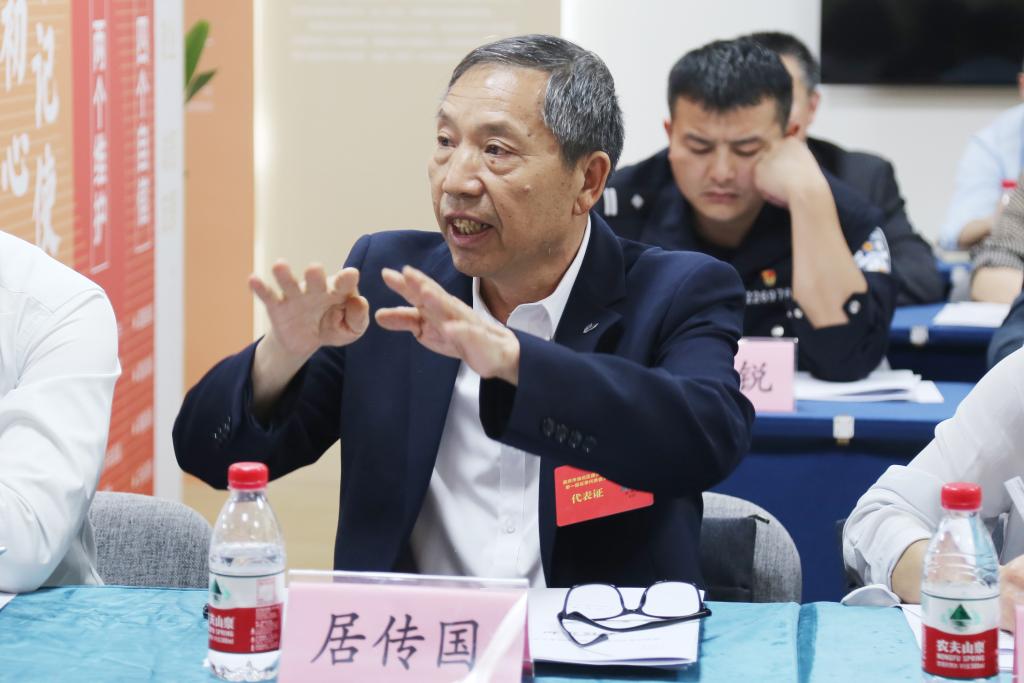分组讨论上，与会议事代表结合实际为街道建设发展建言献策 (6)