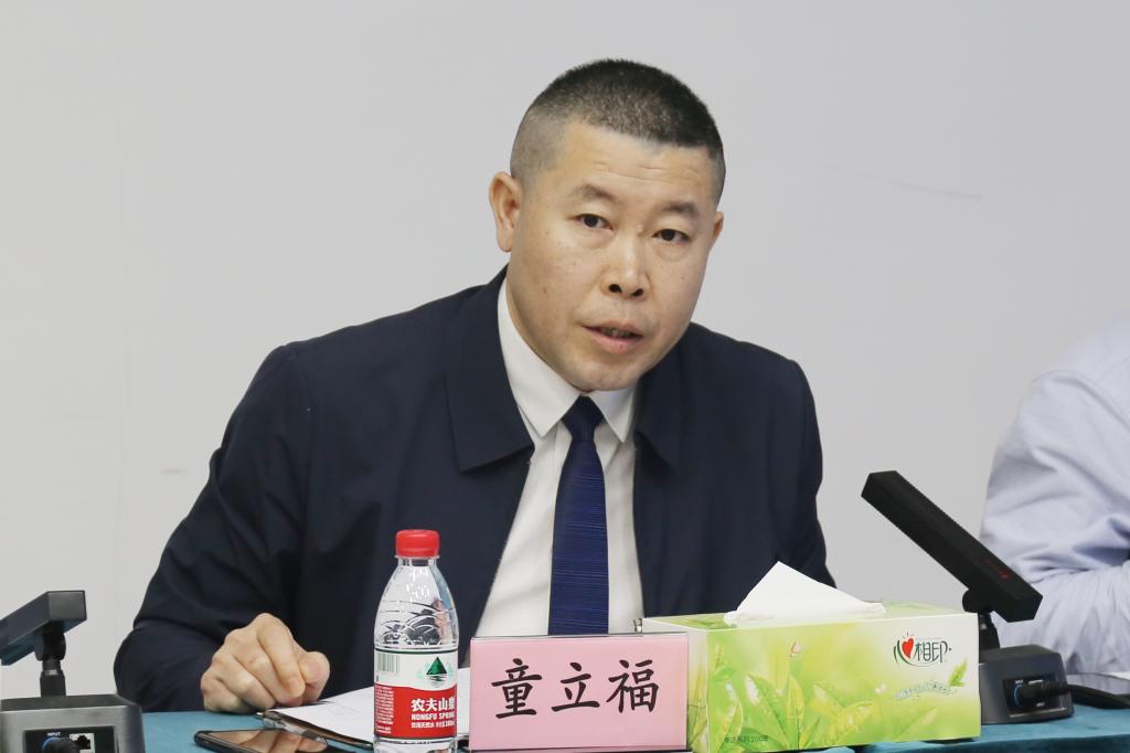 分组讨论上，与会议事代表结合实际为街道建设发展建言献策 (3)