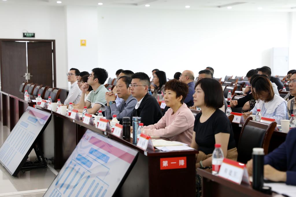 与会人员认真记录笔记，学习氛围十分浓厚