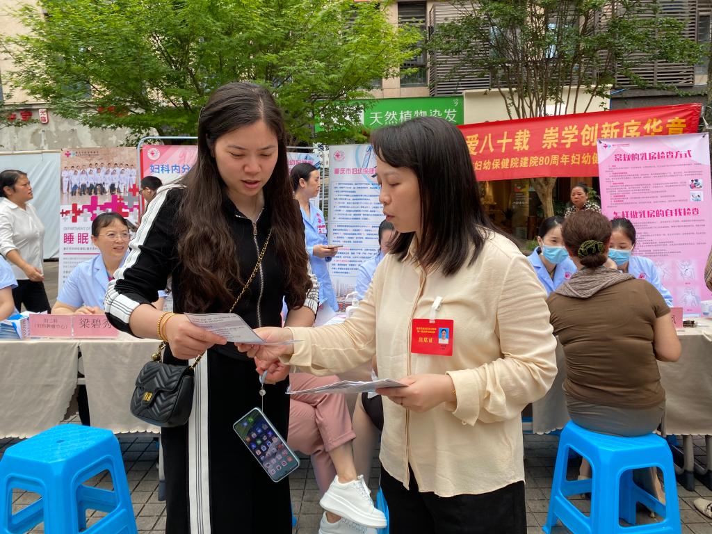 街道议事代表参加活动时向群众发放宣传资料并收集意见建议