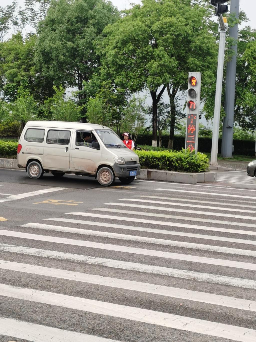 不同时段，镇人大代表在该路口实地调查情况。 (1)