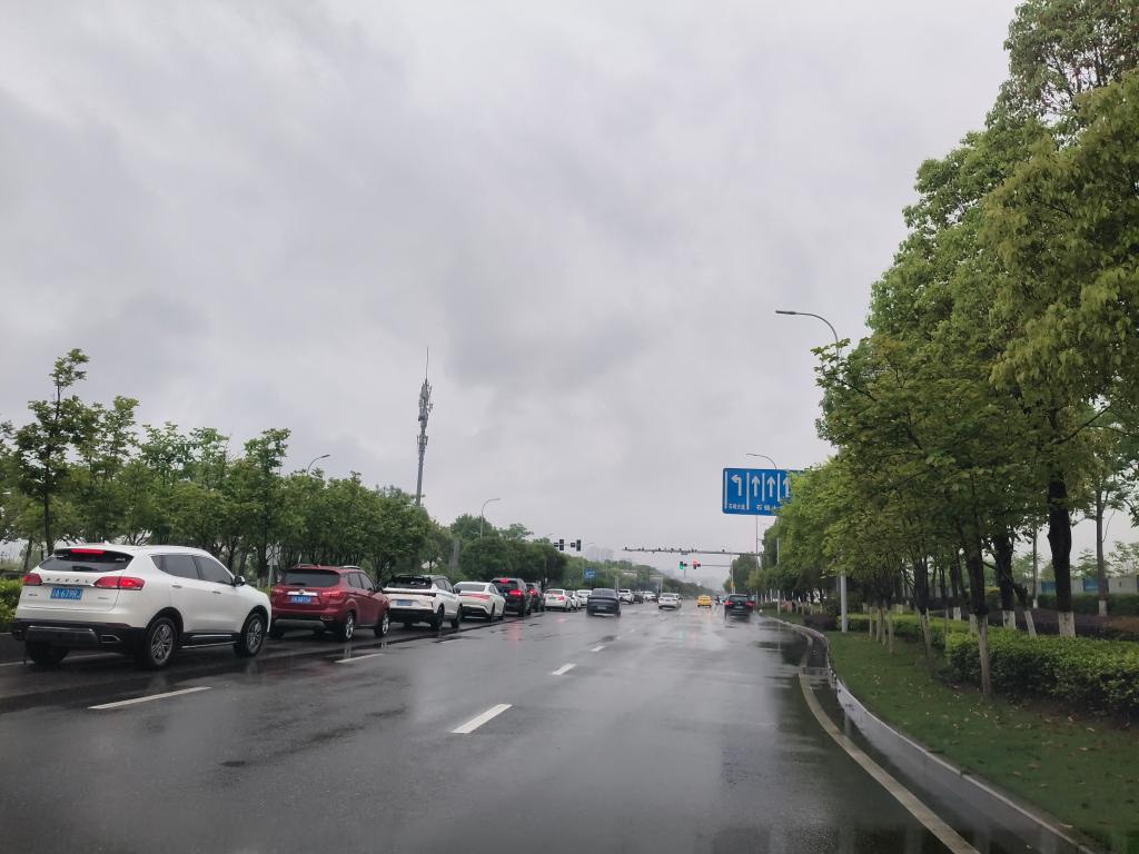 此前，无论晴雨天，该路段左转车辆等候时间长，拥堵情况明显 (3)
