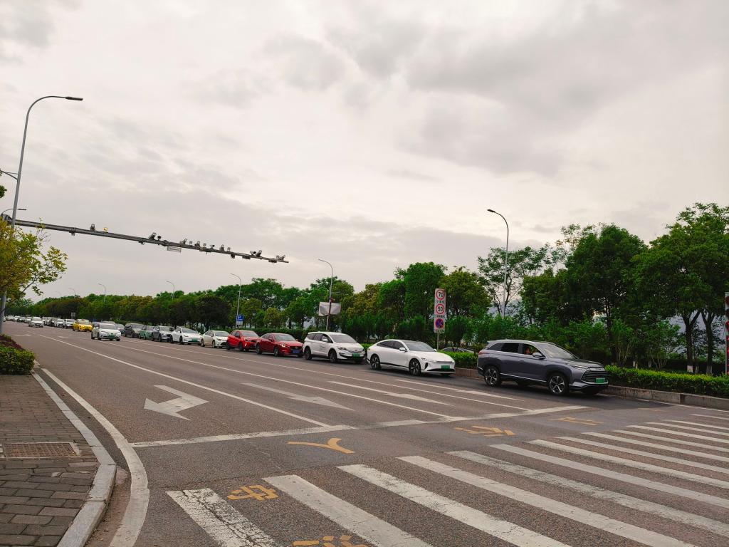 此前，无论晴雨天，该路段左转车辆等候时间长，拥堵情况明显 (1)