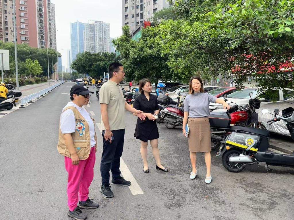 区人大代表、街道议事代表实地察看现场。