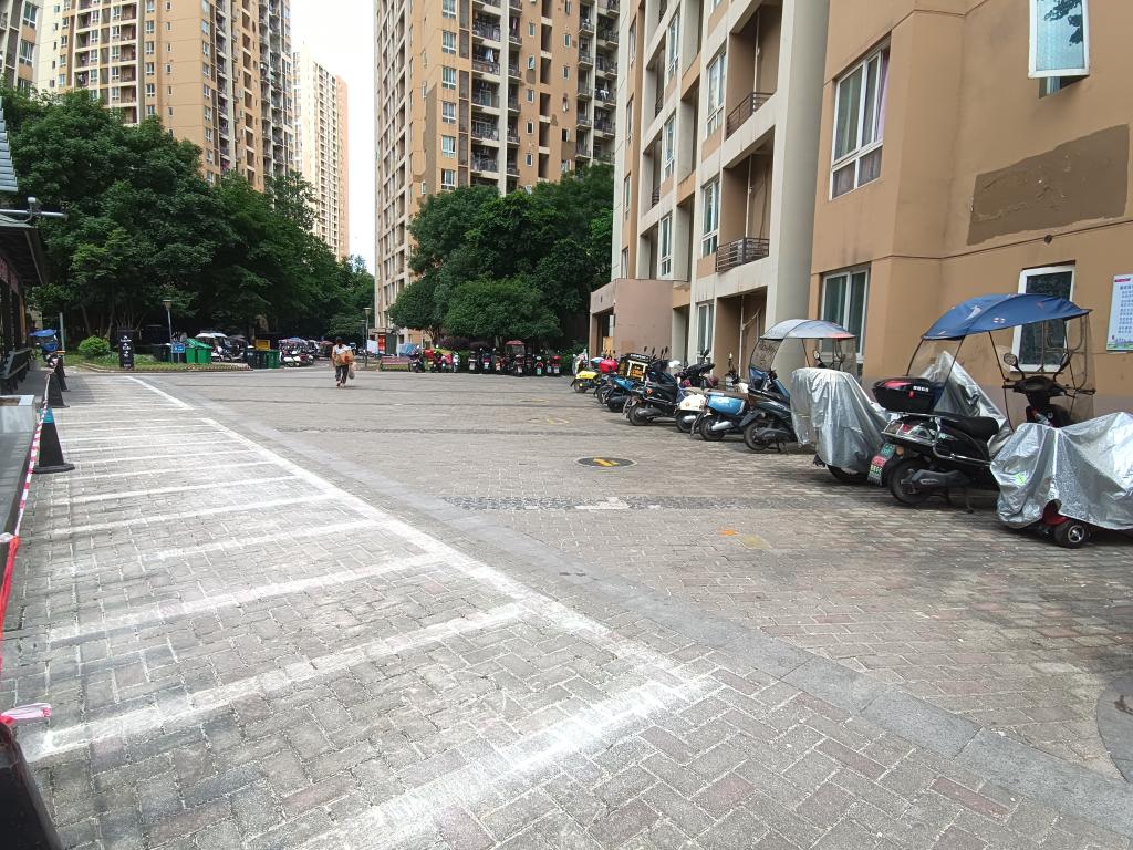 整治后，车辆规范停放，群众出行方便