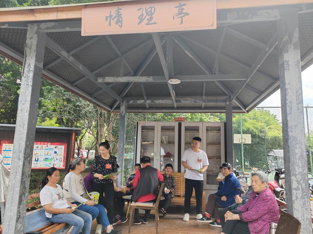 人大代表在情理亭宣传医保政策