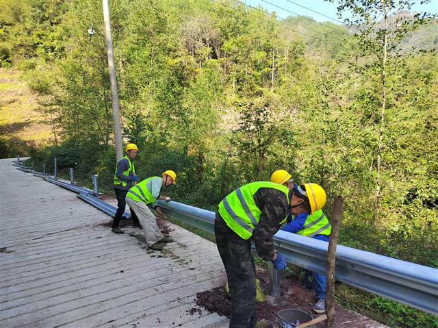 县公路事务中心：加快推进公路安全生命防护工程