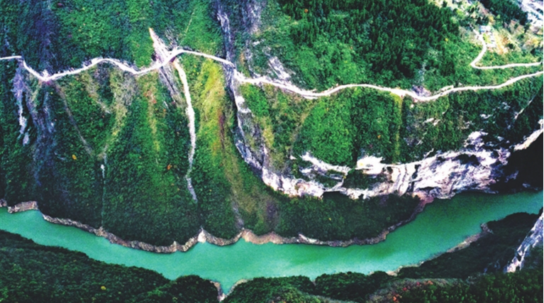 阿蓬江镇细沙河峡谷悬崖公路
