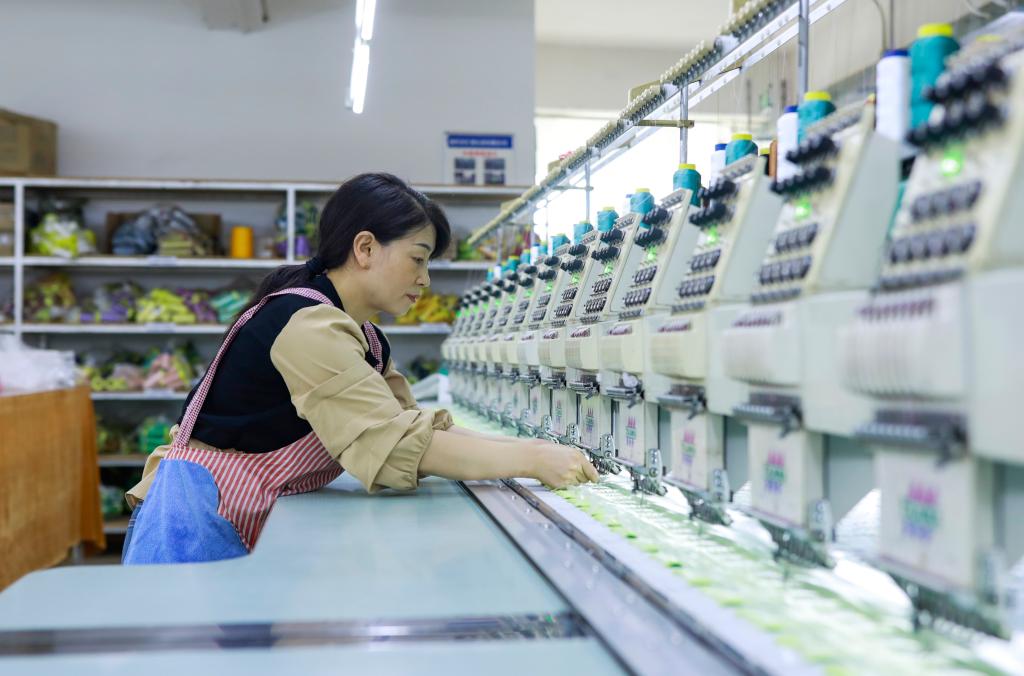6月18日，重庆市咪兔实业有限公司，工人在有序生产。熊伟 摄（电话：18323715915，通讯地址：重庆市梁平区融媒体中心）