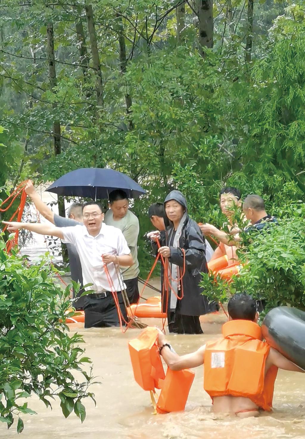 文化镇：强降雨来袭 干群齐心抢险救灾(分(269682)-20240711191151