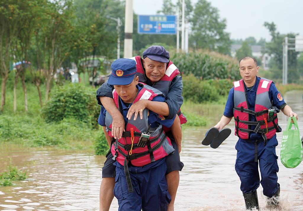 7月11日，仁贤街道长龙社区，救援人员正(269669)-20240711191108