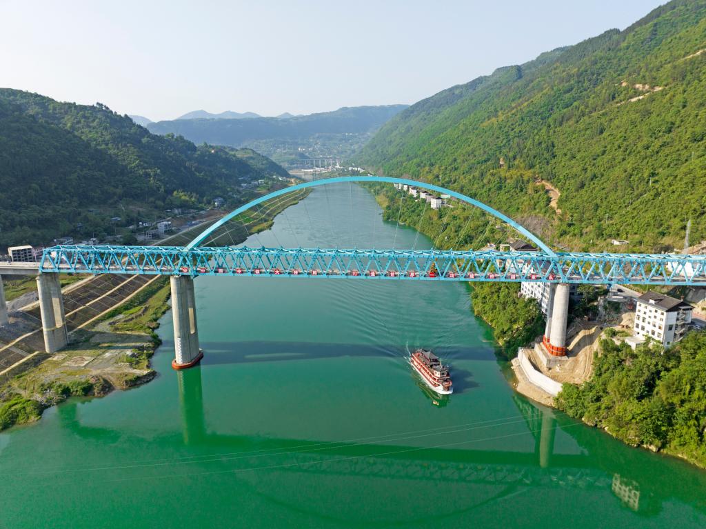 位于汉葭街道境内的渝厦高铁重庆段彭水乌江铁路大桥。