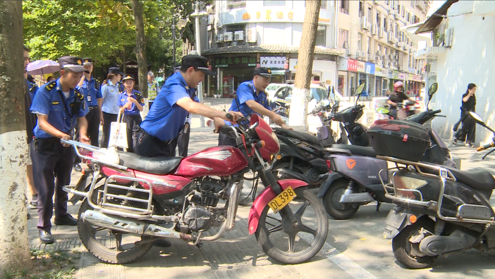 多单位联合执法提升市容环境