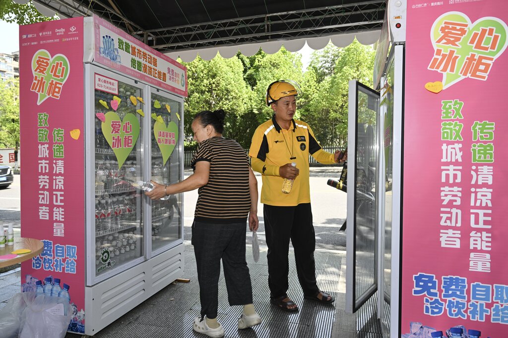 南大街传媒大厦“爱心冰柜”取水点，不断有(133986)-20240809145709_proc