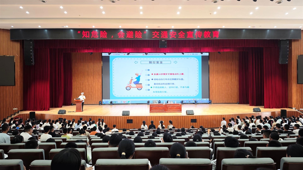 区公安局交巡警支队民警在开展交通安全宣讲。记者 刘晓娟摄