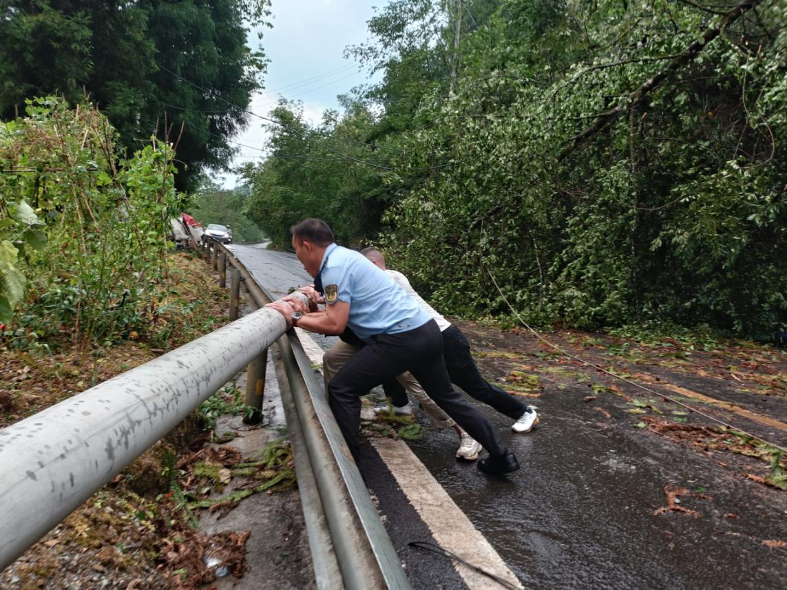 马武镇暴雨大风中显担当保障道路畅通