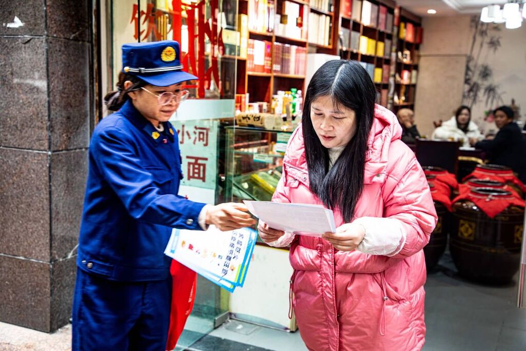 12月17日，区消防救援局深入社区、沿街店铺等多个领域开展冬季消防安全宣传活动 邓川