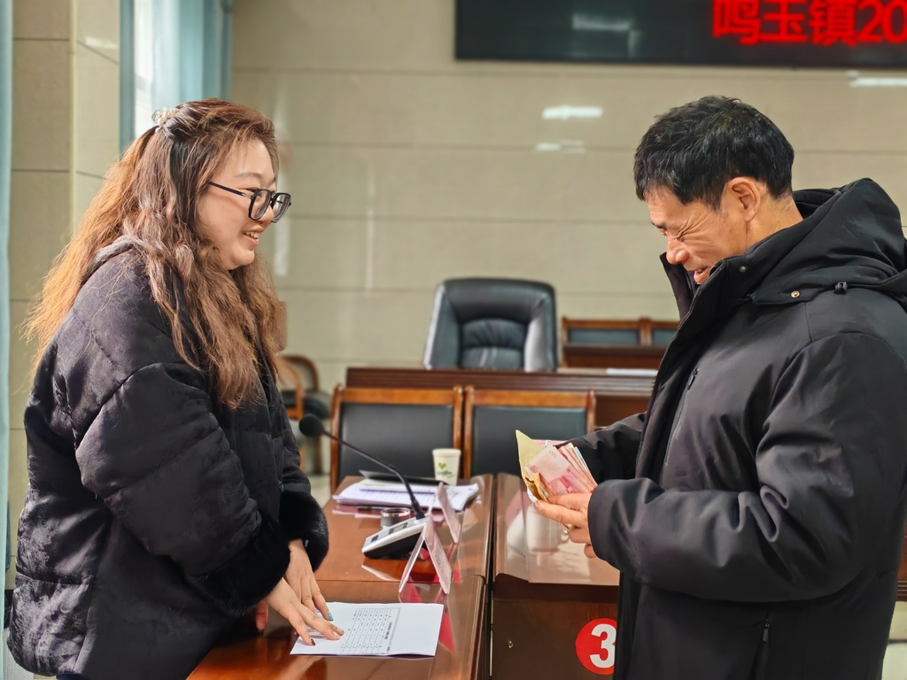 鸣玉镇：优质稻喜迎年底分红 “订单农业”(152714)-20250106105453