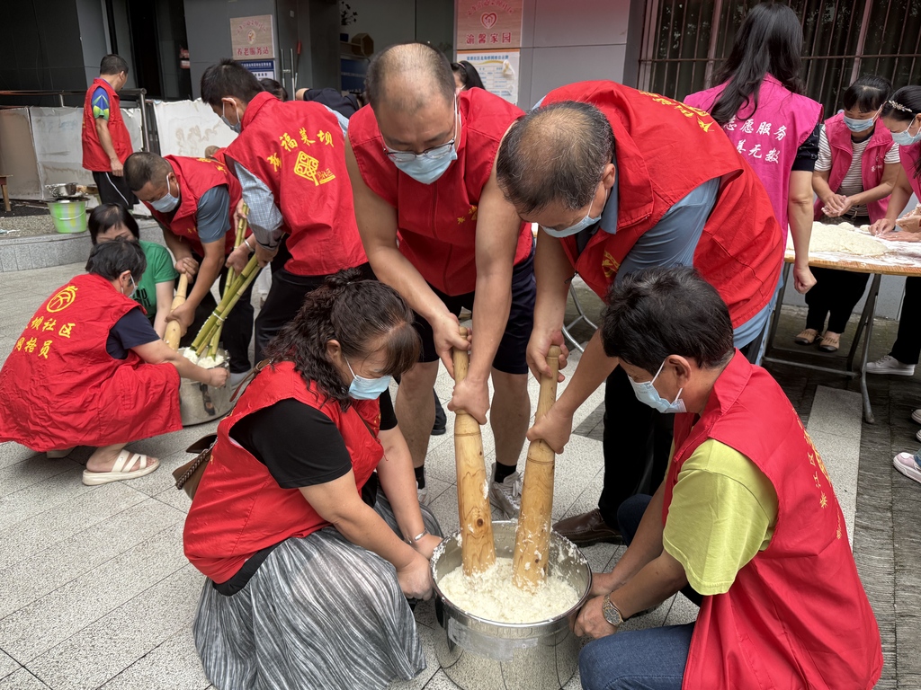 喜迎国庆 情暖中秋打糍粑