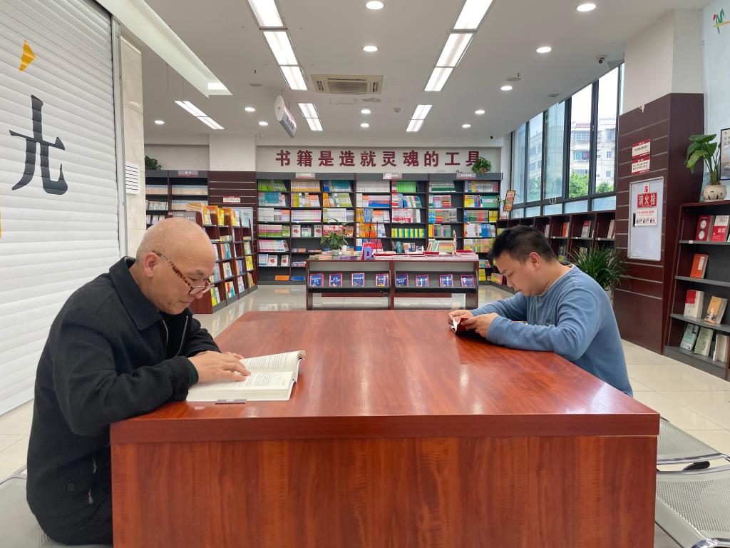 市民在巫山新华书店阅读书籍。