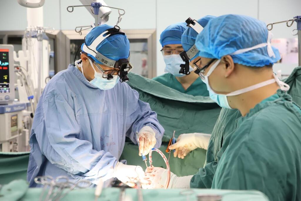 医生为患者实施手术。唐瑛 摄(4312849)-20240823142306