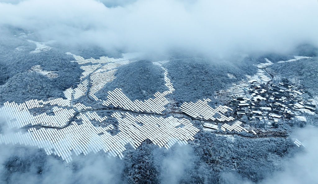 2025年3月6日，春雪覆盖着重庆市黔江区麒麟盖光伏发电站的光伏板和民居。 (13)