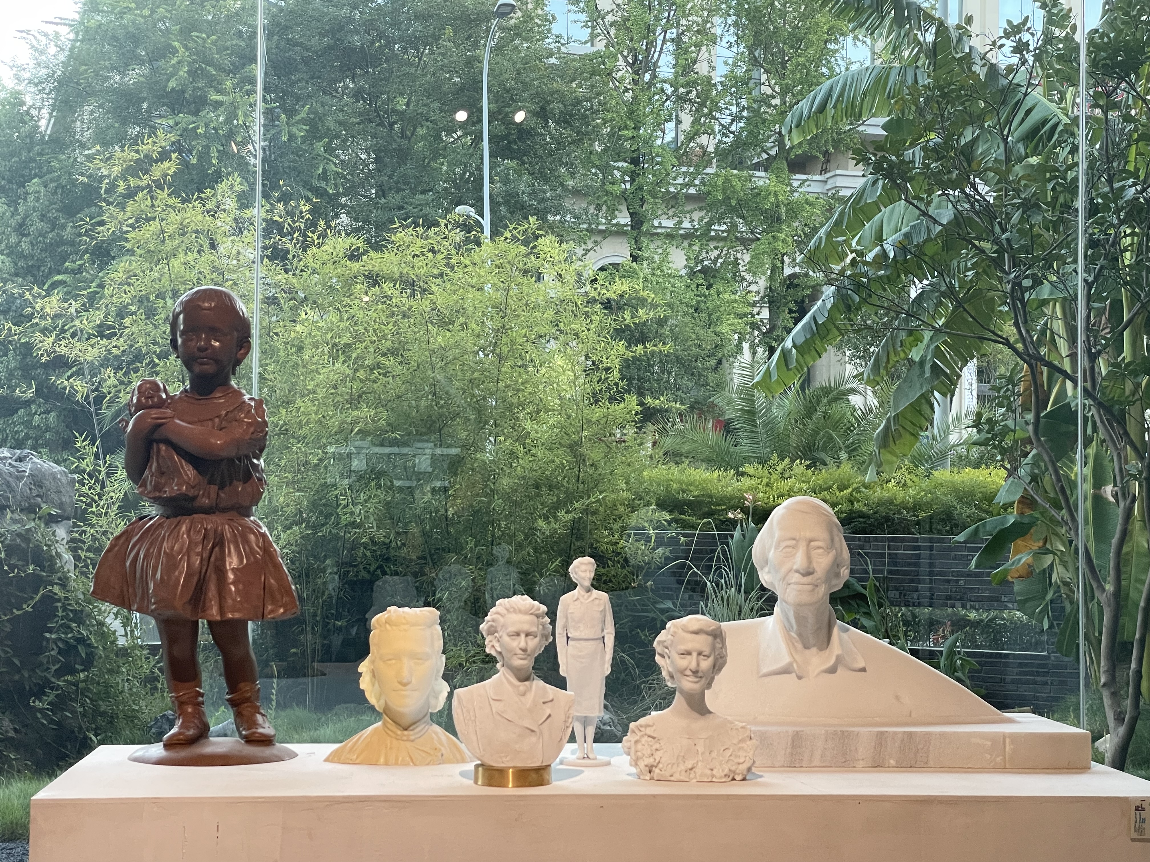 14 石富 《近现代时期支持中国西南地区建设的国际友人系列雕塑之伊莎白》 雕塑 尺寸可变 2023年