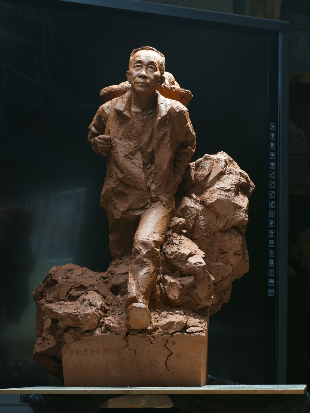 31:雕塑《奔向致富路》张俊德 80X60X55CM 泥塑 正
