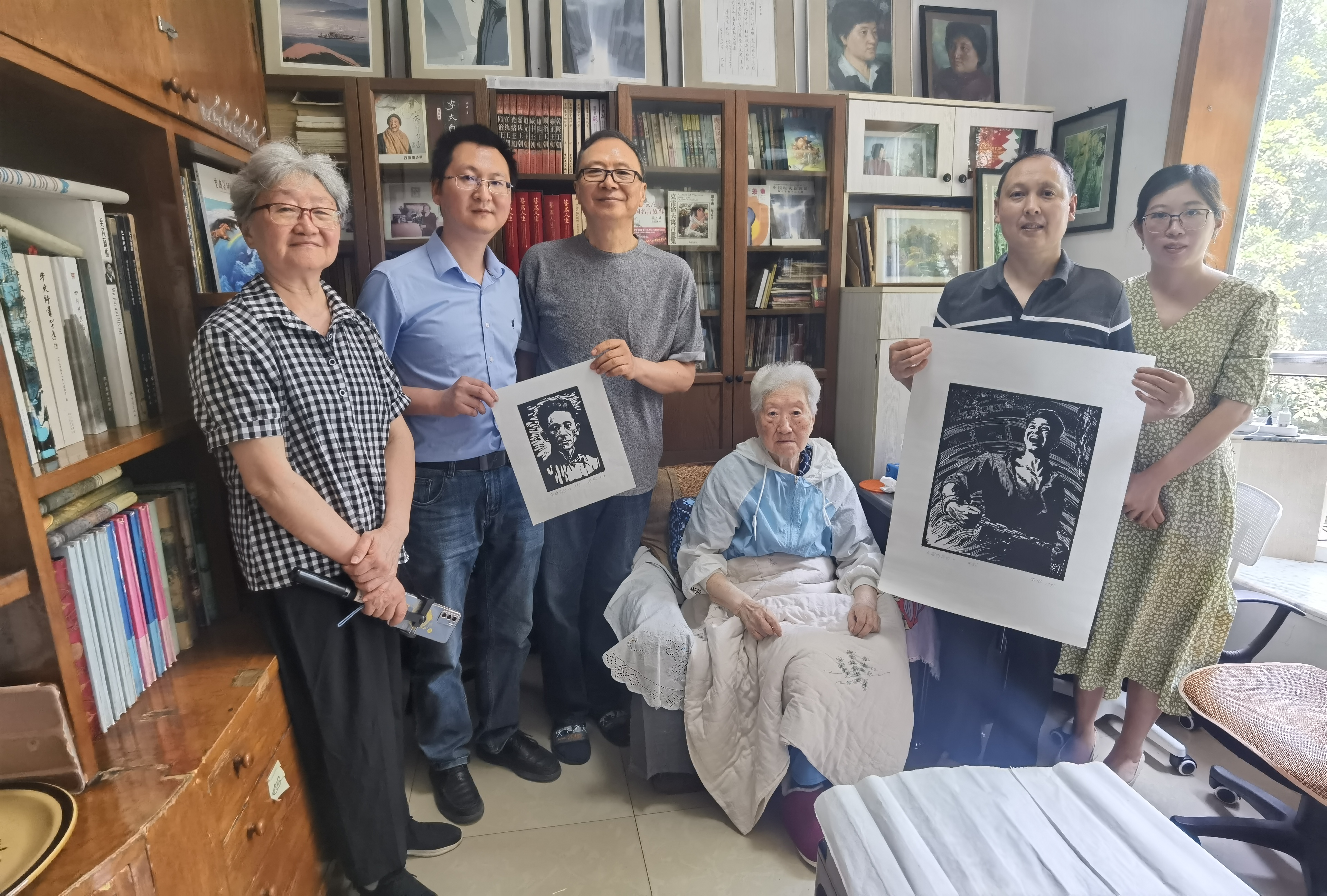 著名版画家安琳女士向重庆美术馆捐赠两件红岩版画