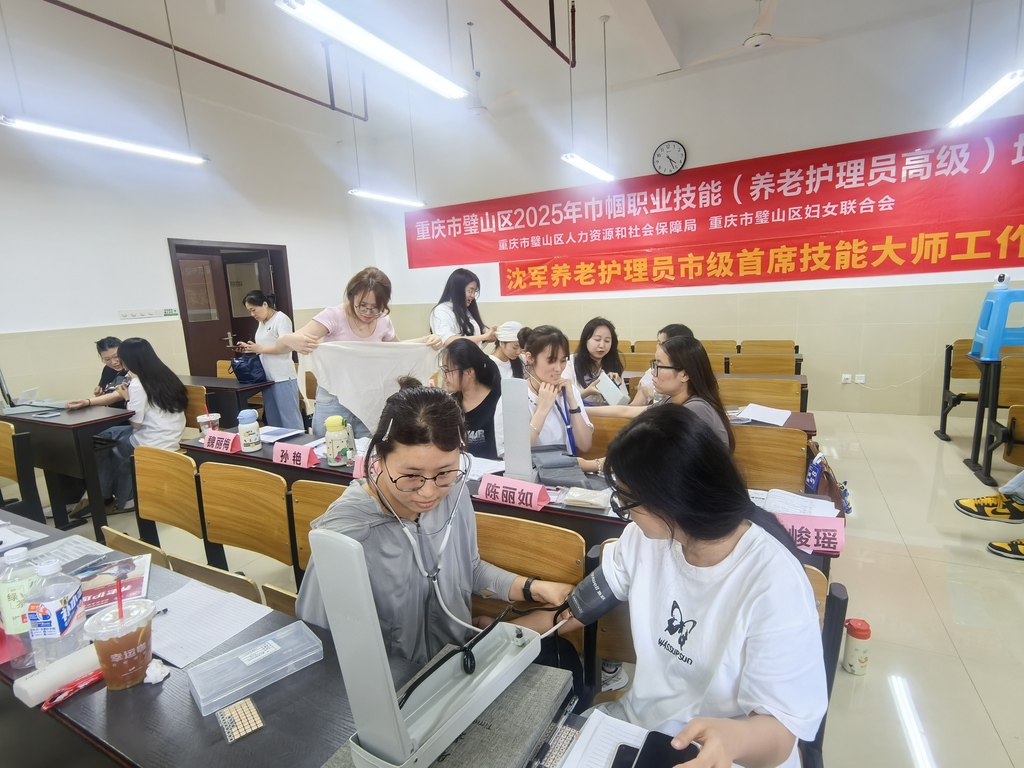 在养老护理员培训班上,学员们正在进行老年照护健康测评实操。