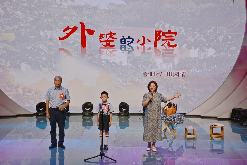 参赛家庭正在表演原创朗诵作品《外婆的小院》。 王怡雯摄