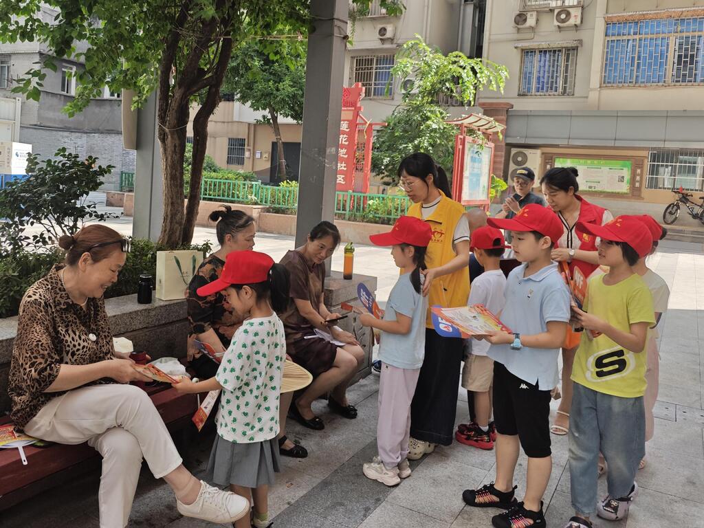 安全小卫士宣传小分队”成员向居民发放安全知识手册。