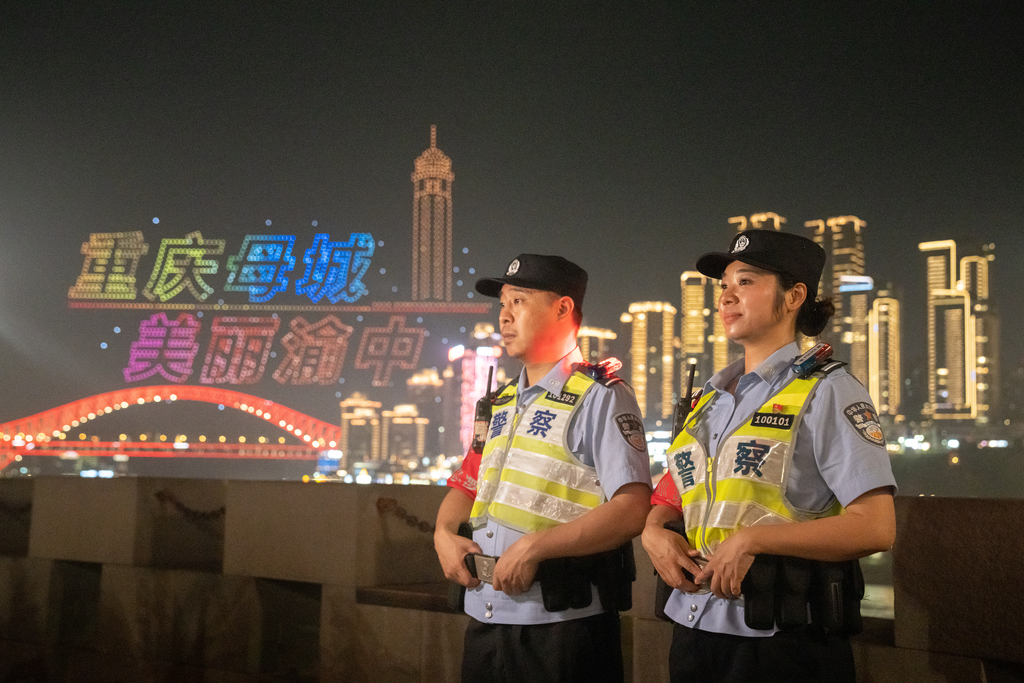 渝中警方護航景區安全。