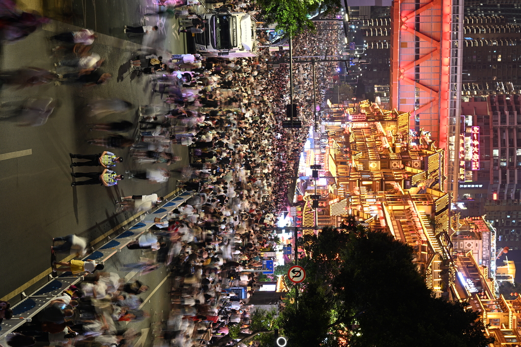 渝中警方護航景區安全。