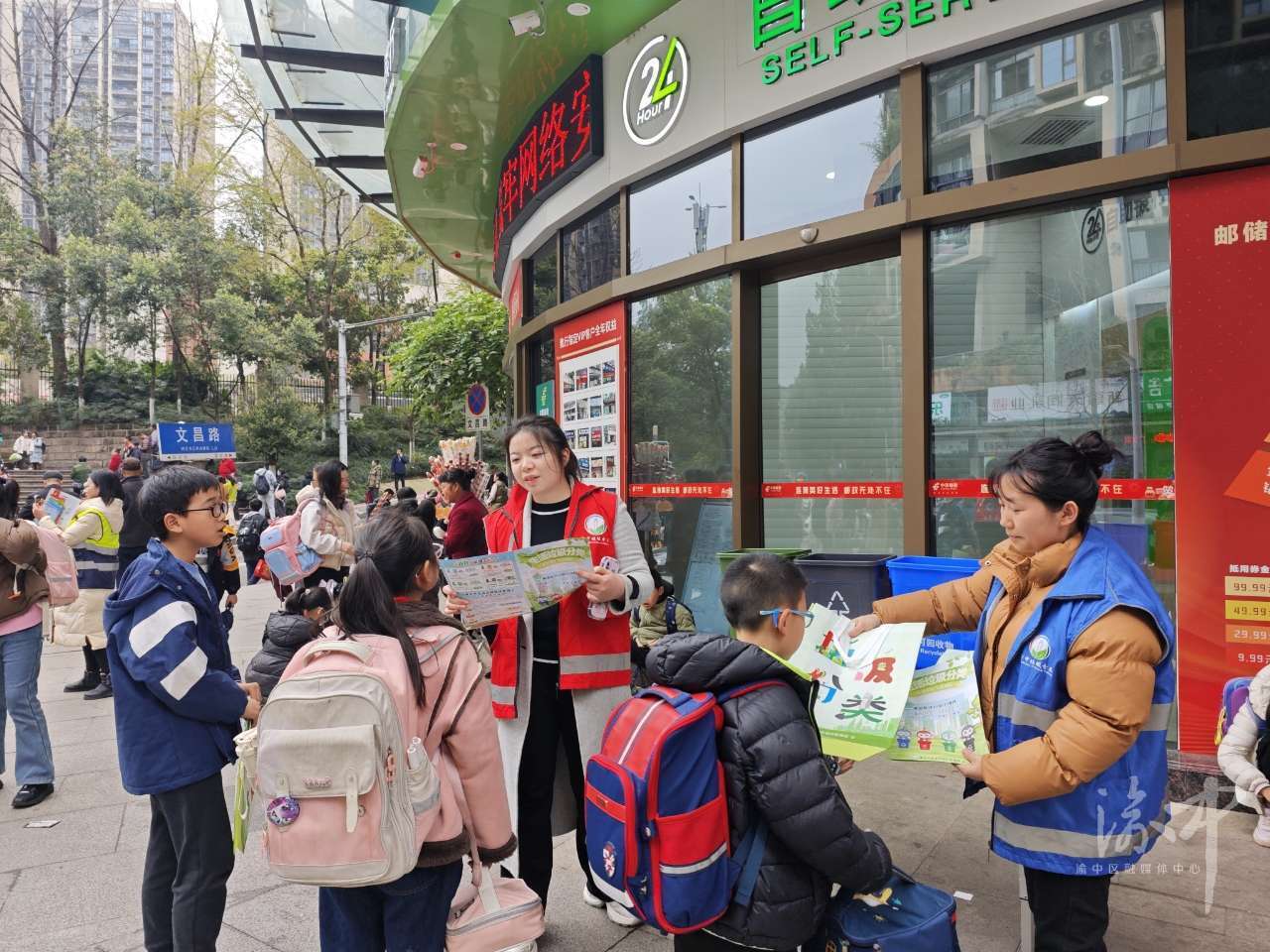 志愿者宣传垃圾分类知识。