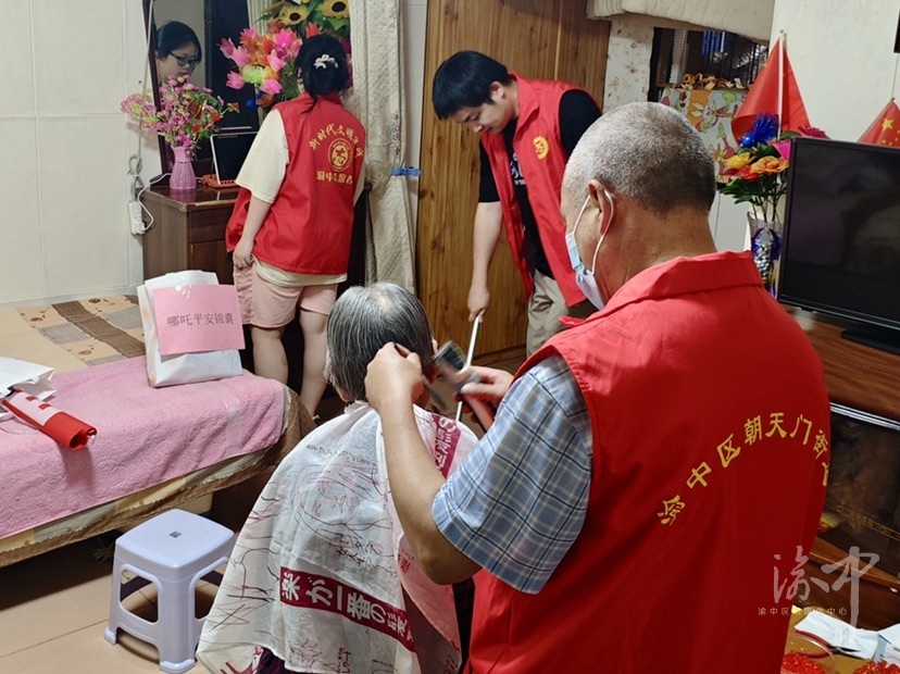 巴县衙门社区党委联合辖区社会组织开展“哪吒三宝助老行·社区联盟送温情”主题活动。4