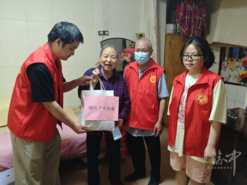 巴县衙门社区党委联合辖区社会组织开展“哪吒三宝助老行·社区联盟送温情”主题活动。2