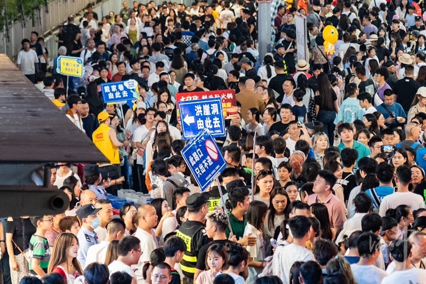 人海中的“棉花糖”志愿者。