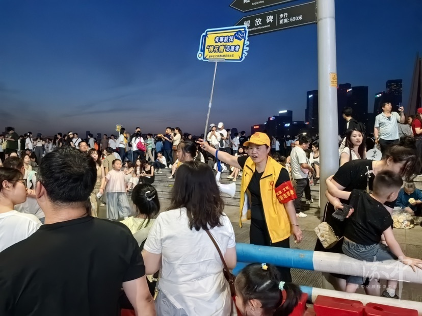 “棉花糖”志愿者为游客指路。