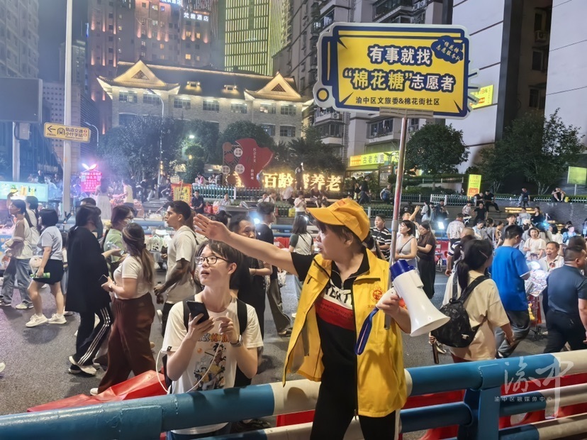 “棉花糖”志愿者接受游客问询。