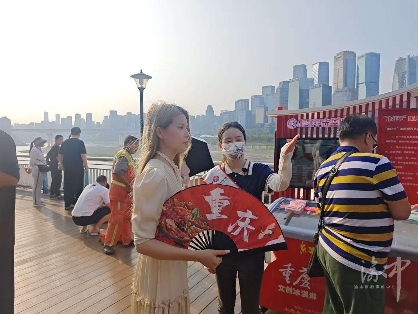 志愿者为游客指路。