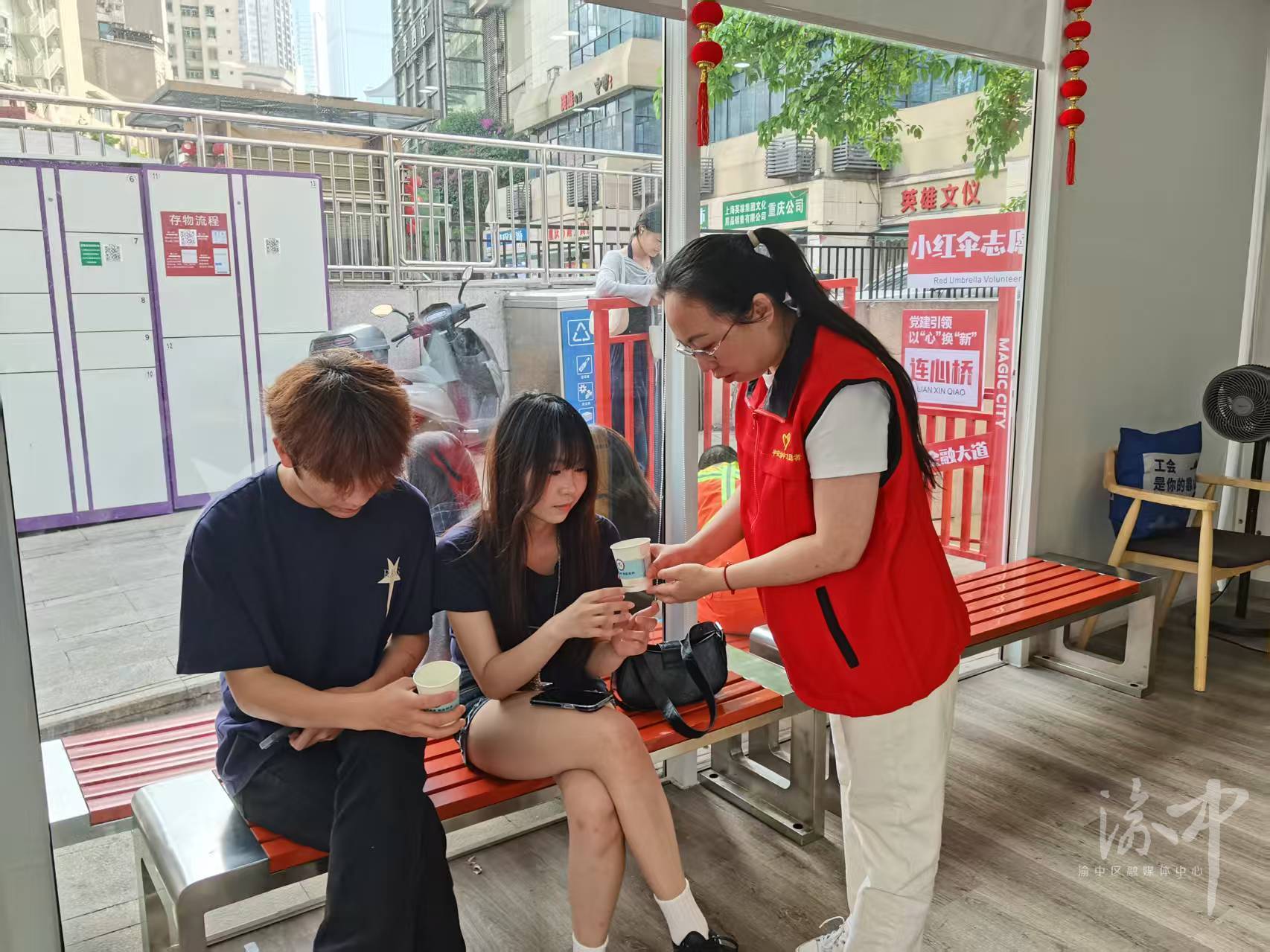 志愿者为游客指路。