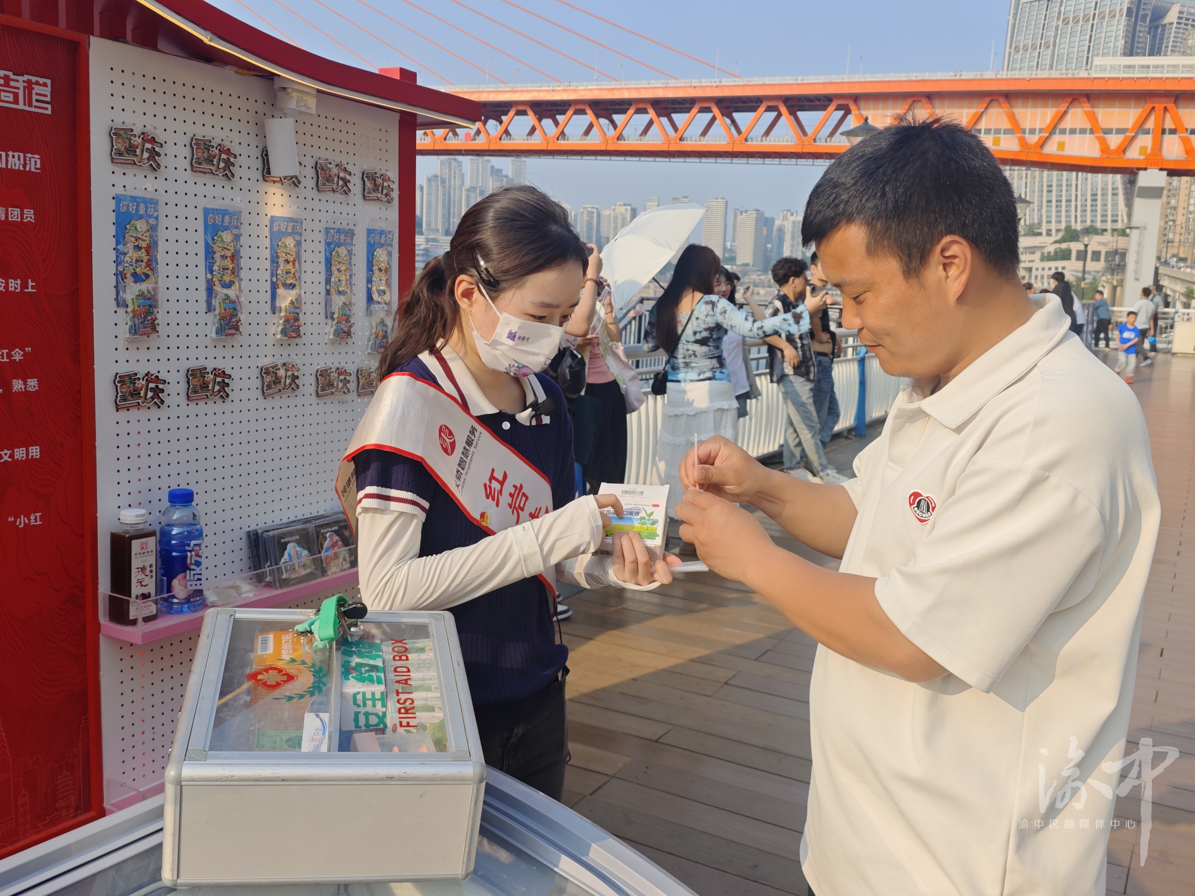 志愿者为游客提供应急药品。