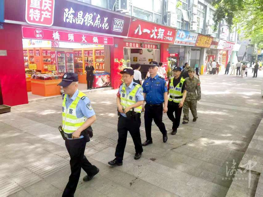 综合服务队伍采用“定点值守+流动巡查”相结合的模式，进行安全巡逻与应急支援。
