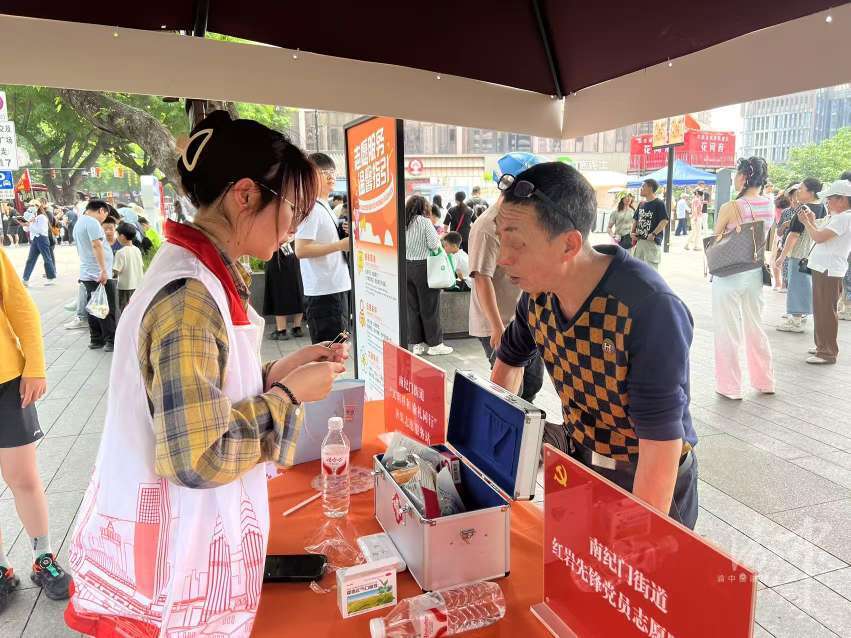 志愿者为游客免费提供药品。