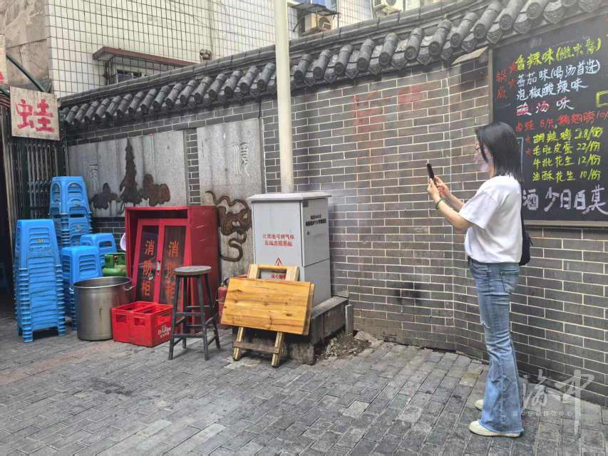 渝中区城市管理工作人员开展巡查并记录上报发现的问题，确保环境干净整洁。